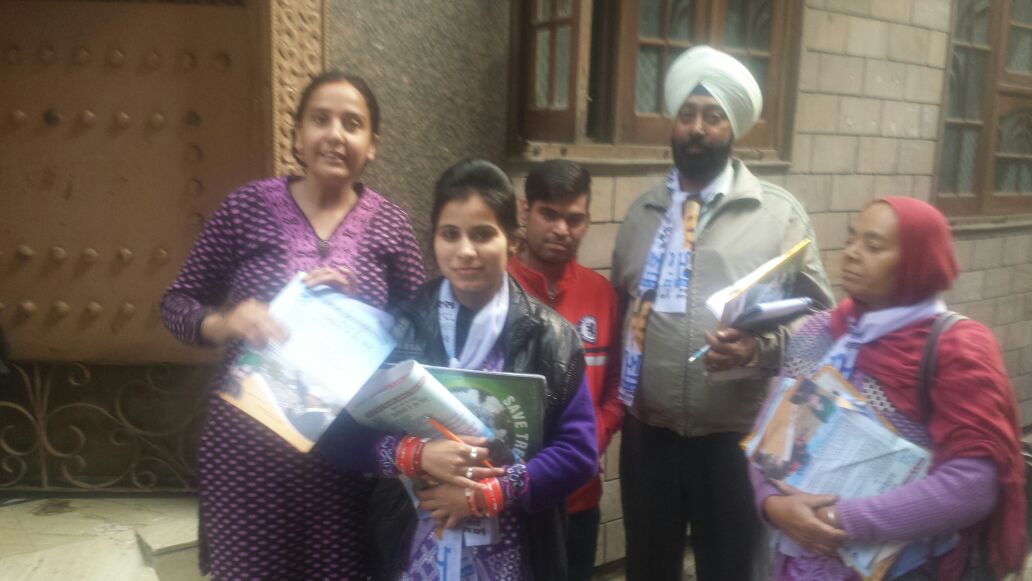 AapBatala's tweet photo. ਡੋਰ ਟੂ ਡੋਰ ਆਮ ਆਦਮੀ ਪਾਰਟੀ ਦਾ ਪਰਚਾਰ https://t.co/7glMvTM0Dy