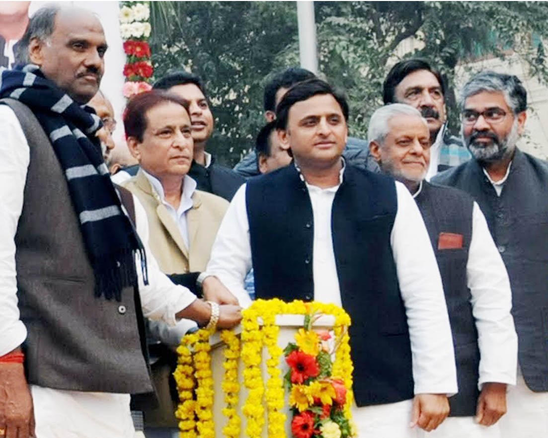 dpysp's tweet photo. उत्तर प्रदेश के मुख्यमंत्री श्री अखिलेश यादव जी ने विधान भवन, लखनऊ में समाजवादी पूर्वांचल एक्सप्रेस-वे का शिलान्यास किया । https://t.co/fTR1htuAyE