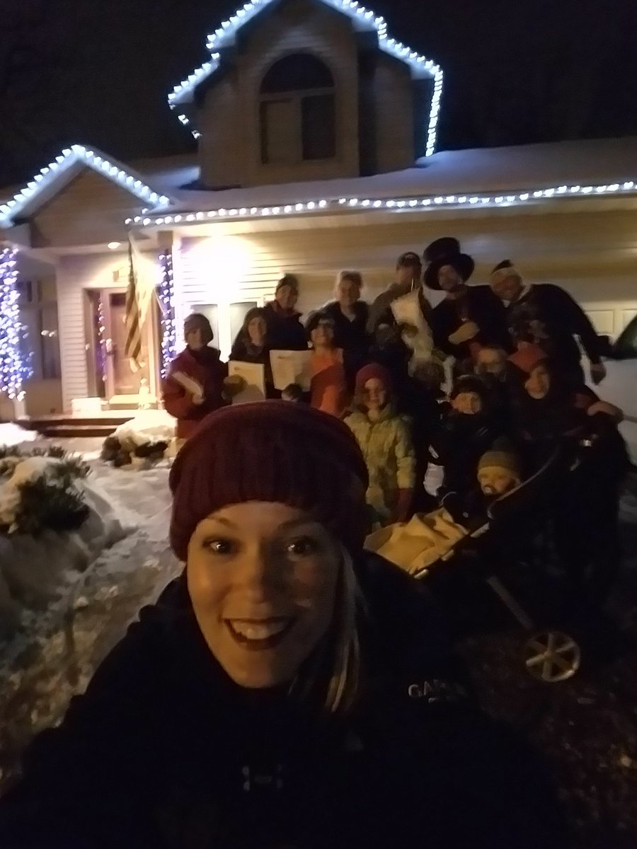HolEGarl's tweet photo. Getting ready for some old school xmas caroling #teachthekidsyoung #too muchfun #lovemyneighbors https://t.co/6ADqAlywuv