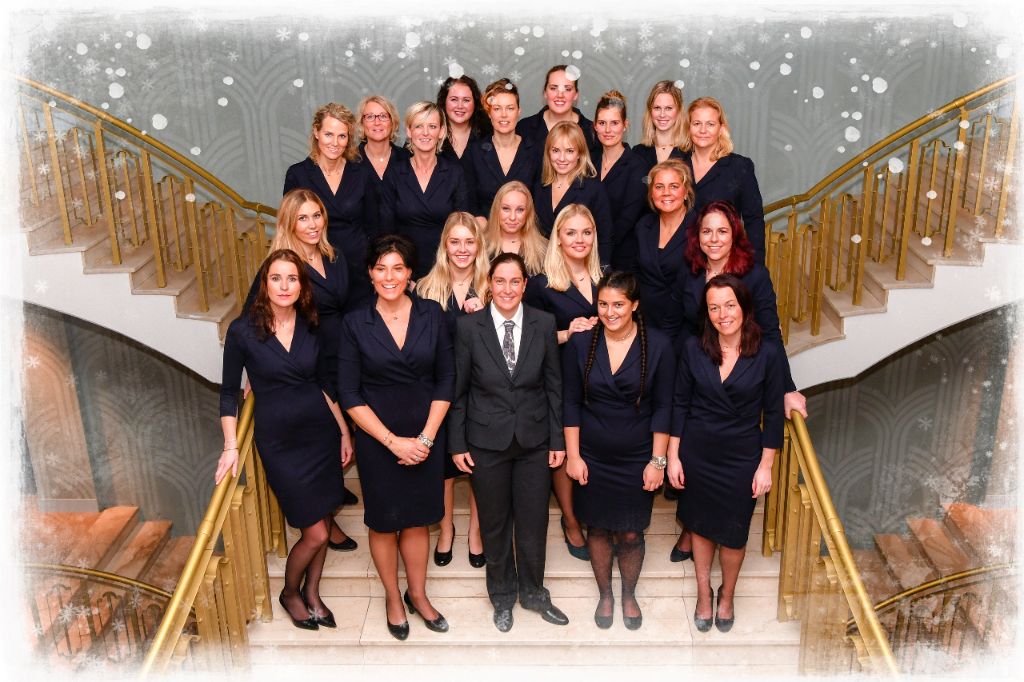 hotelassen's tweet photo. Bij een nieuwe, mooie receptie en lobby hoort nieuwe bedrijfskleding! Graag tot ziens tijdens de feestdagen! https://t.co/FiTTiwhmsm
