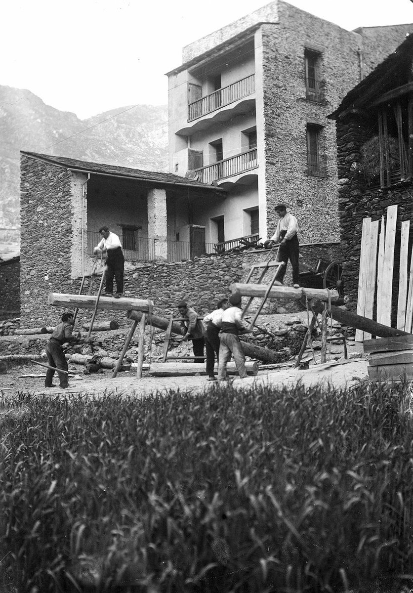 Arxiu_Andorra's tweet photo. Quin fuster triem com a Sant Josep del #pessebre? #nadal #andorra 
Autor: Julià Reig Roqueta https://t.co/Wvw7APlvIk