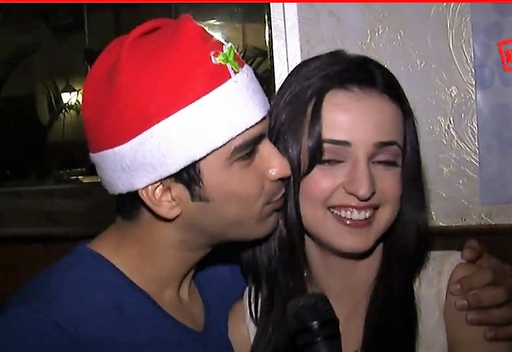 indiaforums's tweet photo. One of the CUTEST COUPLE of #TinselTown is wishing you a #MerryChristmas 😊😍
#SanayaIrani @itsmohitsehgal https://t.co/rx3UIeXkEs