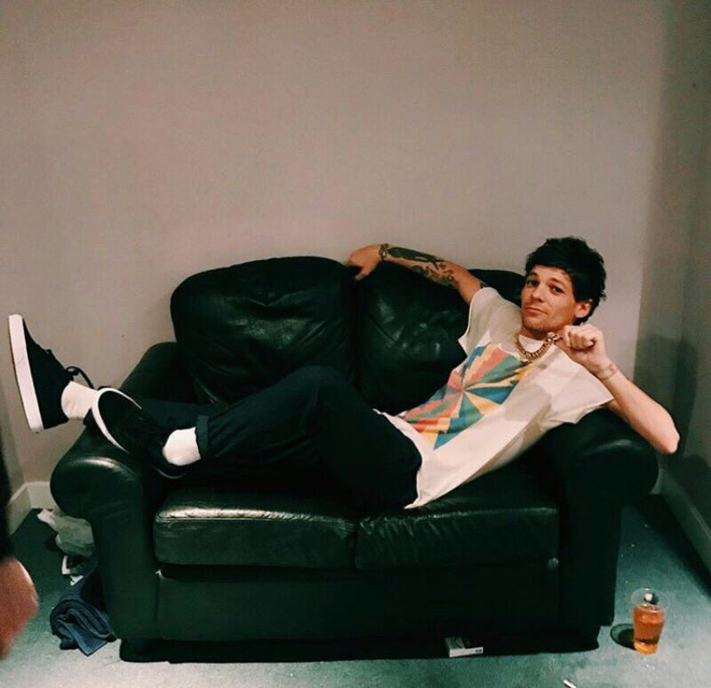 LsEasterbrook's tweet photo. Happy birthday 🎈 ❤️💕#HappyBirthdayLouisTomlinson #onedirectionlove #КэйФолловитПоследниеДни https://t.co/ggAsUoxBuH