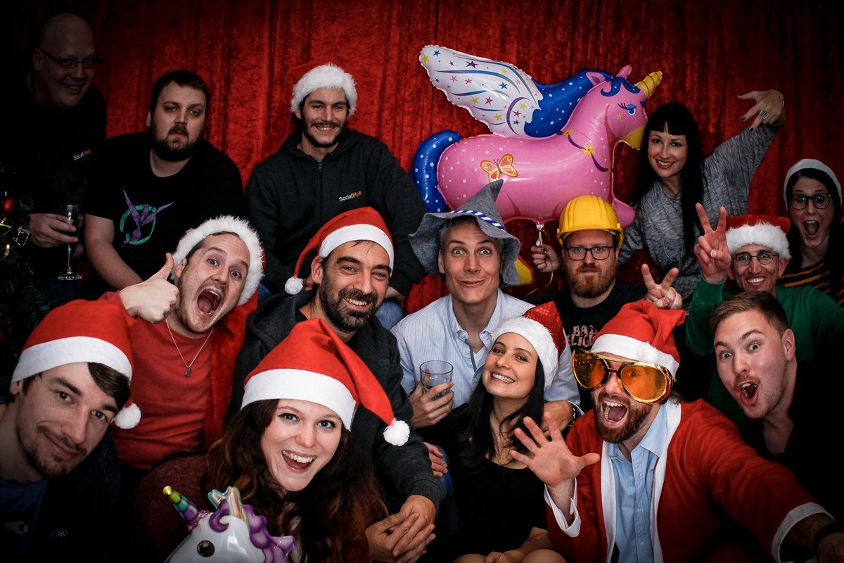 teammaloon's tweet photo. Weihnachtsgrüße aus der SocialHub Fotobox - Frohe und friedliche Weihnachten euch allen :) https://t.co/PYFT0xjt2O