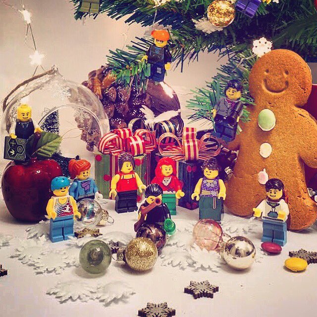 johnhenry_net's tweet photo. From our family to yours... Merry Christmas. See you back on the 28th! 🌲 https://t.co/gRhX7MTBZo