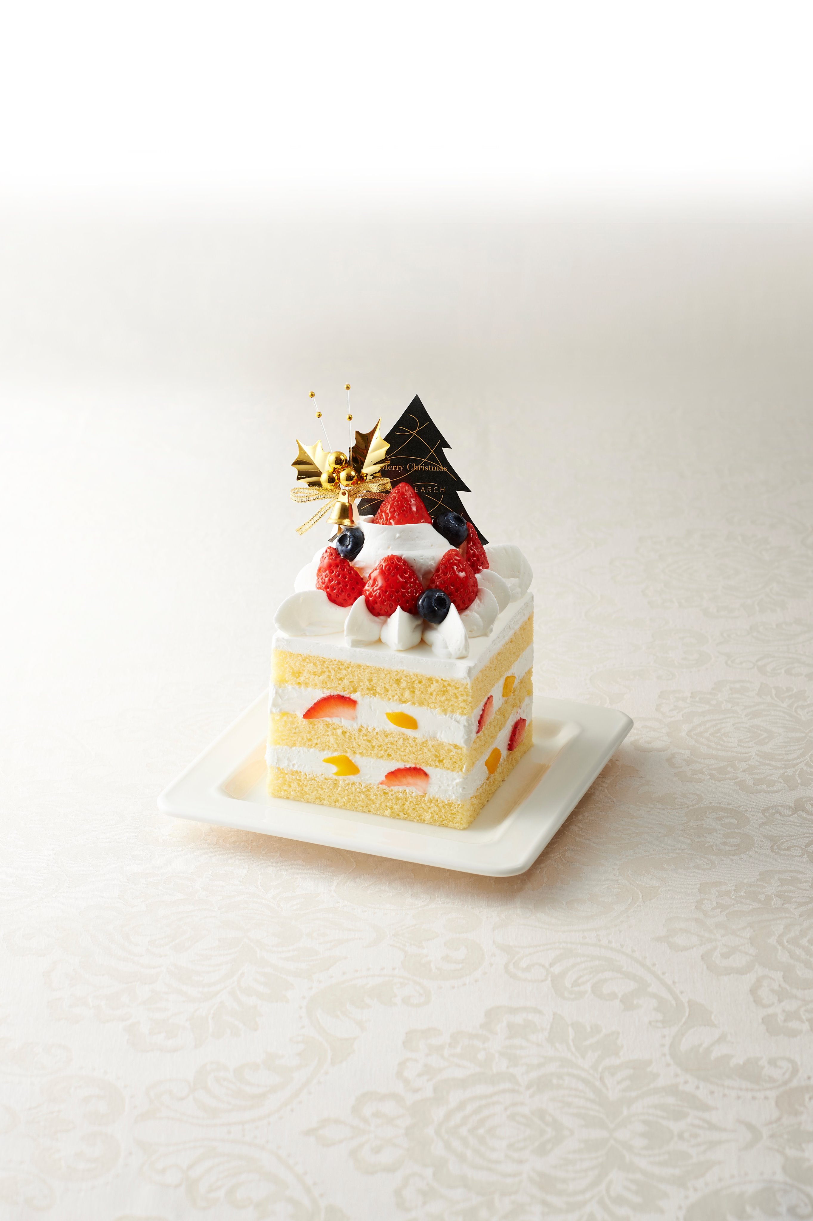 エキュート品川 バズサーチ のショートケーキも好評です クリスマスデコレーション 3 780円 税込 は洋酒でマリネしたフルーツとシャンティクリーム ふんわりと仕上げた生地を重ねました 上品なケーキをお楽しみください エキュート品川 ハン