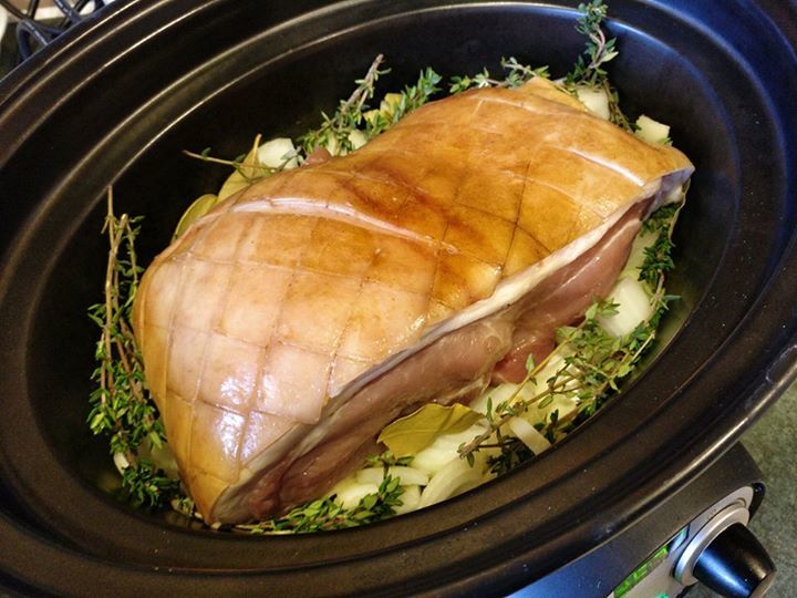 darrenackers's tweet photo. Stage 1 of tonight's dinner, let this bad boy steam in the slow cooker for 9 hours #ifttt https://t.co/BrLLQVzIuv