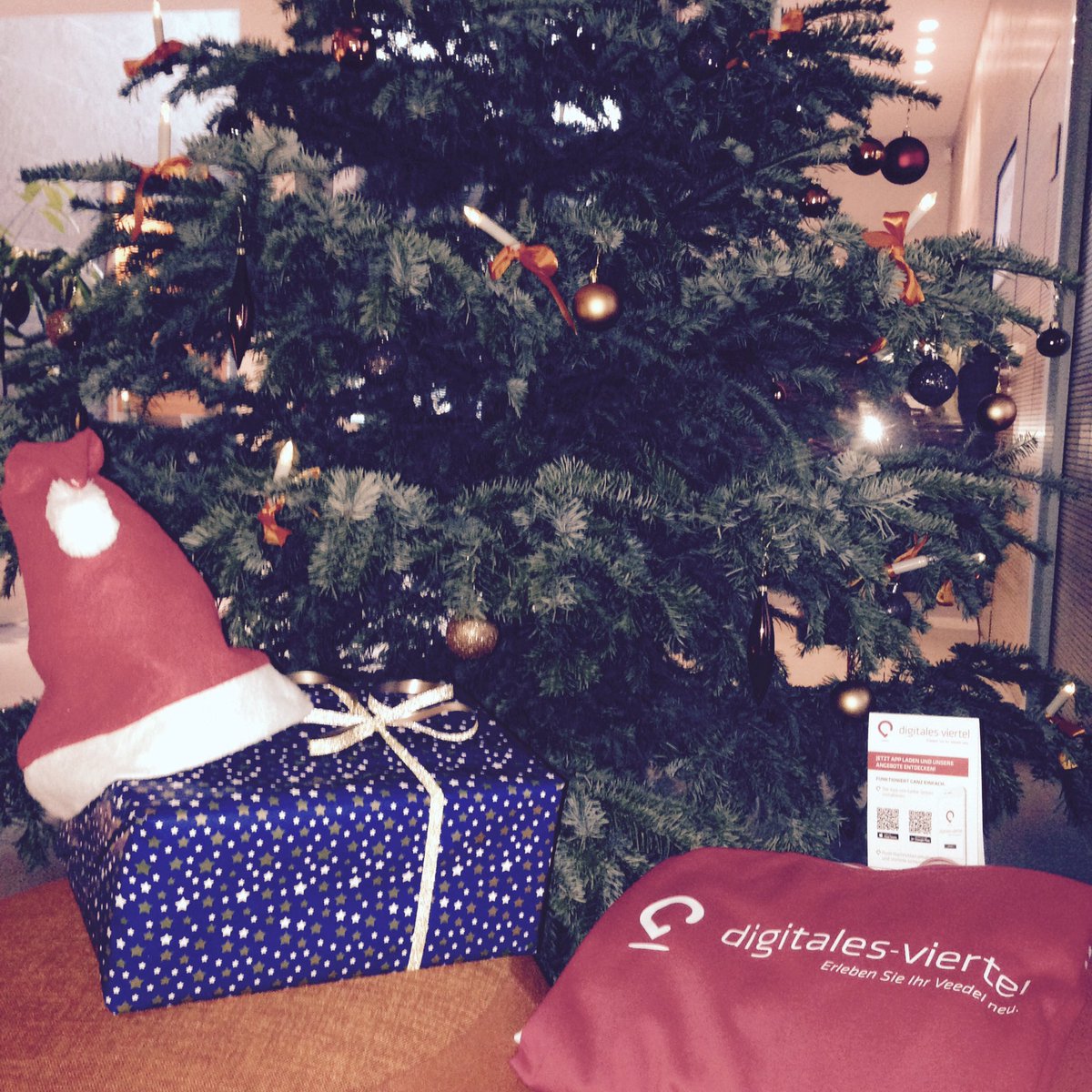 digitalviertel's tweet photo. Das gesamte Team vom Digitalen Viertel wünscht euch frohe Weihnachten und erholsame Tage nach diesem ereignisreichen Jahr! #xmas #koeln https://t.co/ZjSIZUyxxf