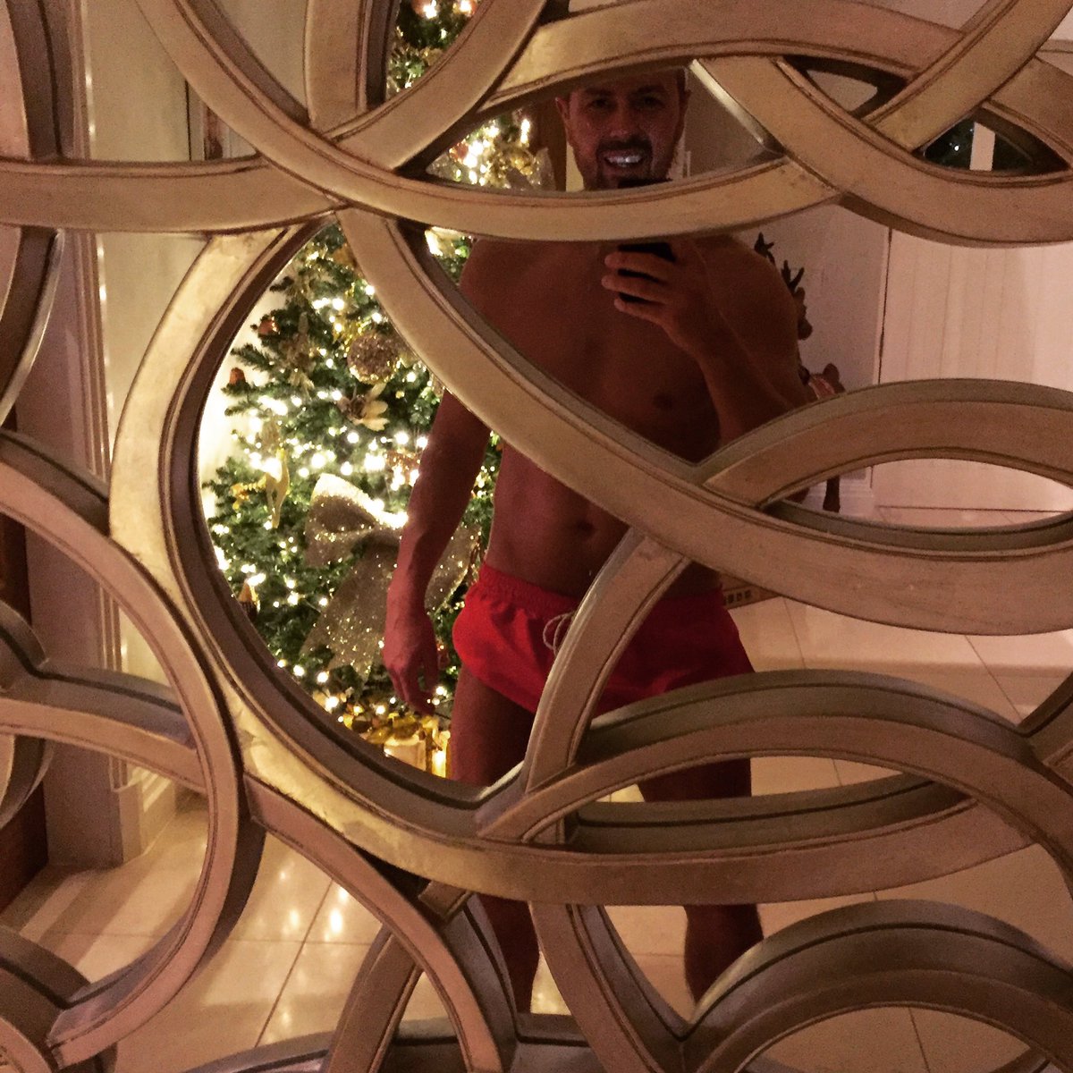 It's not just the turkey getting basted this year. <a href="/fakebakeunited/">Fake Bake United Ltd</a> 🎄😎