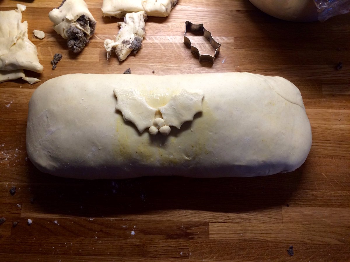 Hannah0901's tweet photo. Eeeek @jamieoliver beef wellington ready for the oven! Will just have a quick egg wash before it goes in tomorrow 👍🏼 #Xmas #turkeyfreezone https://t.co/hErXvkBWwX