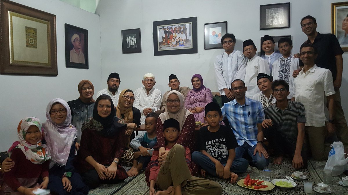 gusmusgusmu's tweet photo. Dapat kehormatan kunjungan tokoh alim, mufassir Indonesia, Prof. Dr. KH. Quraish Shihab ~nafa'anãLlähu bi'ulűmihi~ dg anak-cucu &amp; rombongan. https://t.co/3EJCweTDll