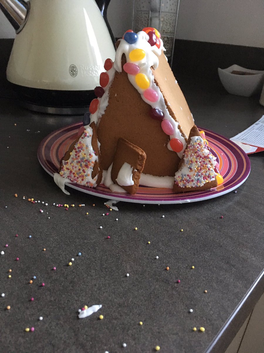 sophie56n's tweet photo. How 2016 was meant to go and how it actually went π³π³ @AsdaServiceTeam #gingerbreadfail https://t.co/z9nGc7Z29H