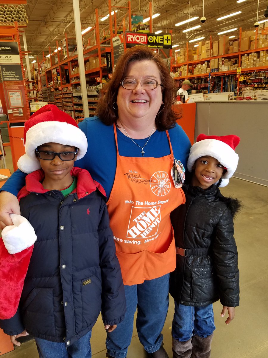 Merry Christmas from Store #3639! <a href="/HDFlintkid/">Thomas Spencer</a> @JoeBechtelTHD <a href="/Logan95Logan/">TanishaLogan</a> <a href="/TaraTuckerTHD/">Tara Tucker</a> @dxw862