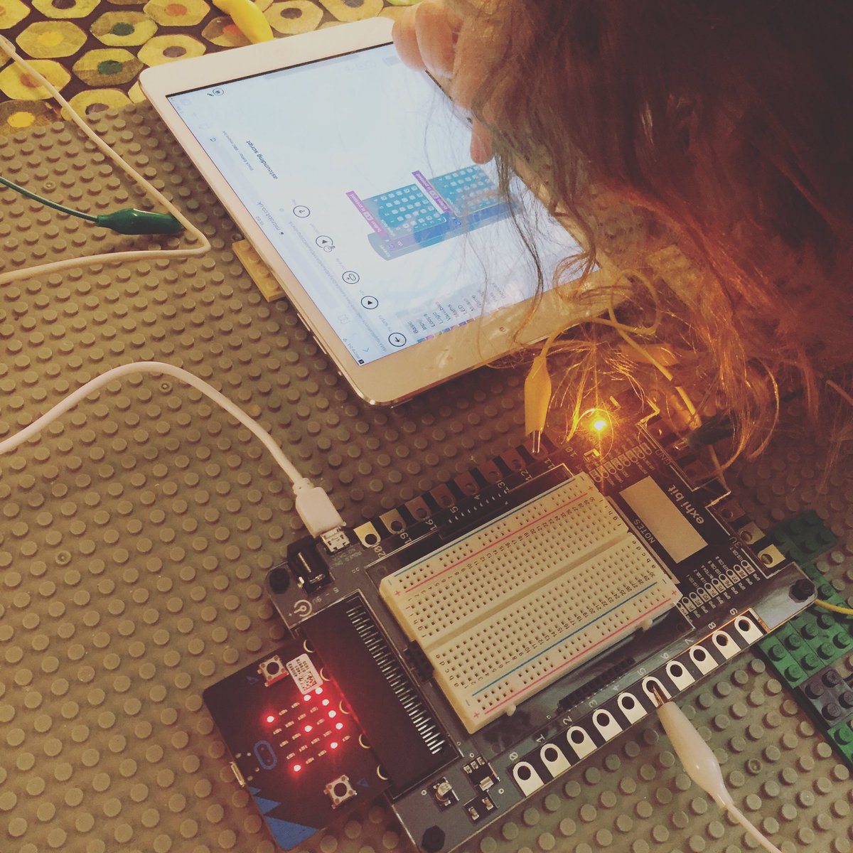 Such an epic moment. A five year old using an iPad to program the lights on a #bbcmicrobit using simple blockcode #superprouddad #kidmakers
