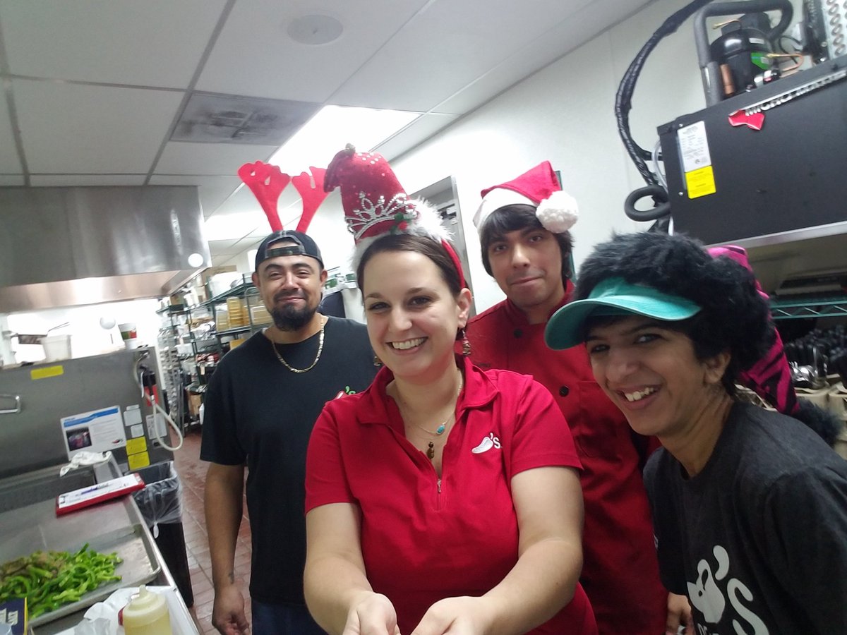 superbubblejen's tweet photo. Getting ready for Christmas Eve here! #chilislove @todayschilis #bestlife https://t.co/XISjasV6hn