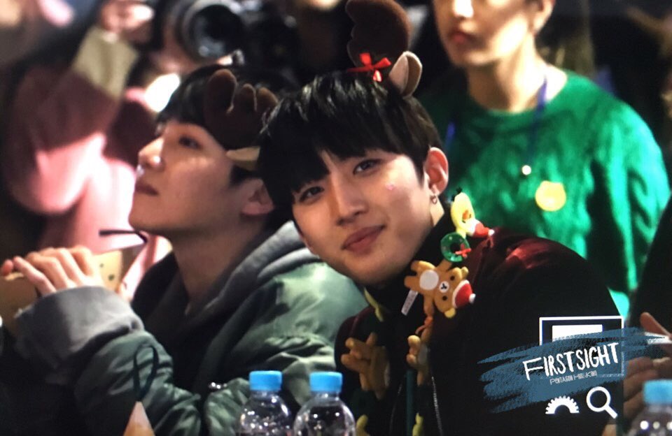 firstsight9398's tweet photo. 161224 분당 팬싸인회 🎄 메리 크리스마스! 함께 있어서 진짜 행복했음  고마워요 ^^ #후이 #펜타곤 https://t.co/YZOh9c2h5p