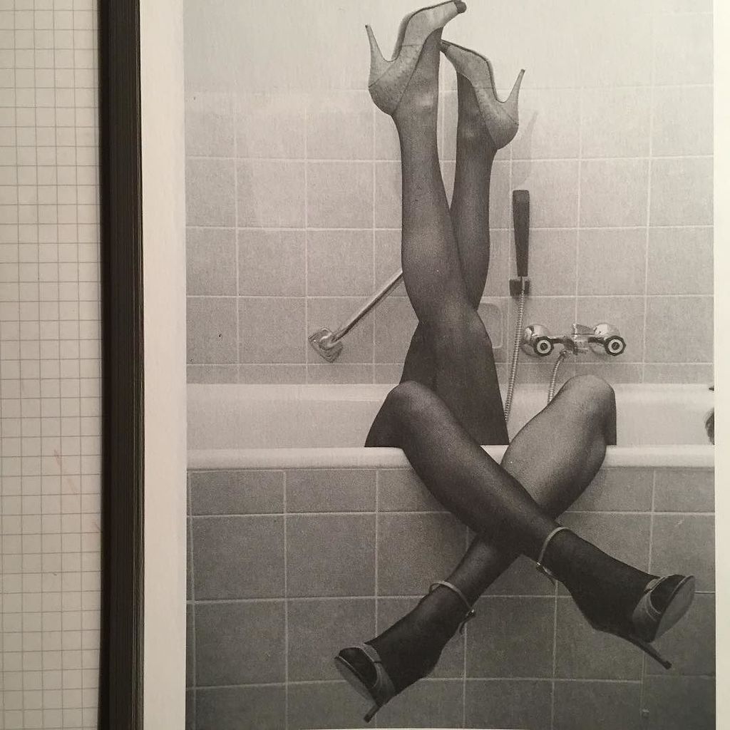 anhournashower's tweet photo. Merry Christmas 🎁🎄 #anhourandashower #dreamingofawhitechristmas #bathroom #shoes #shoesoftheday https://t.co/sEZVO5SHYJ