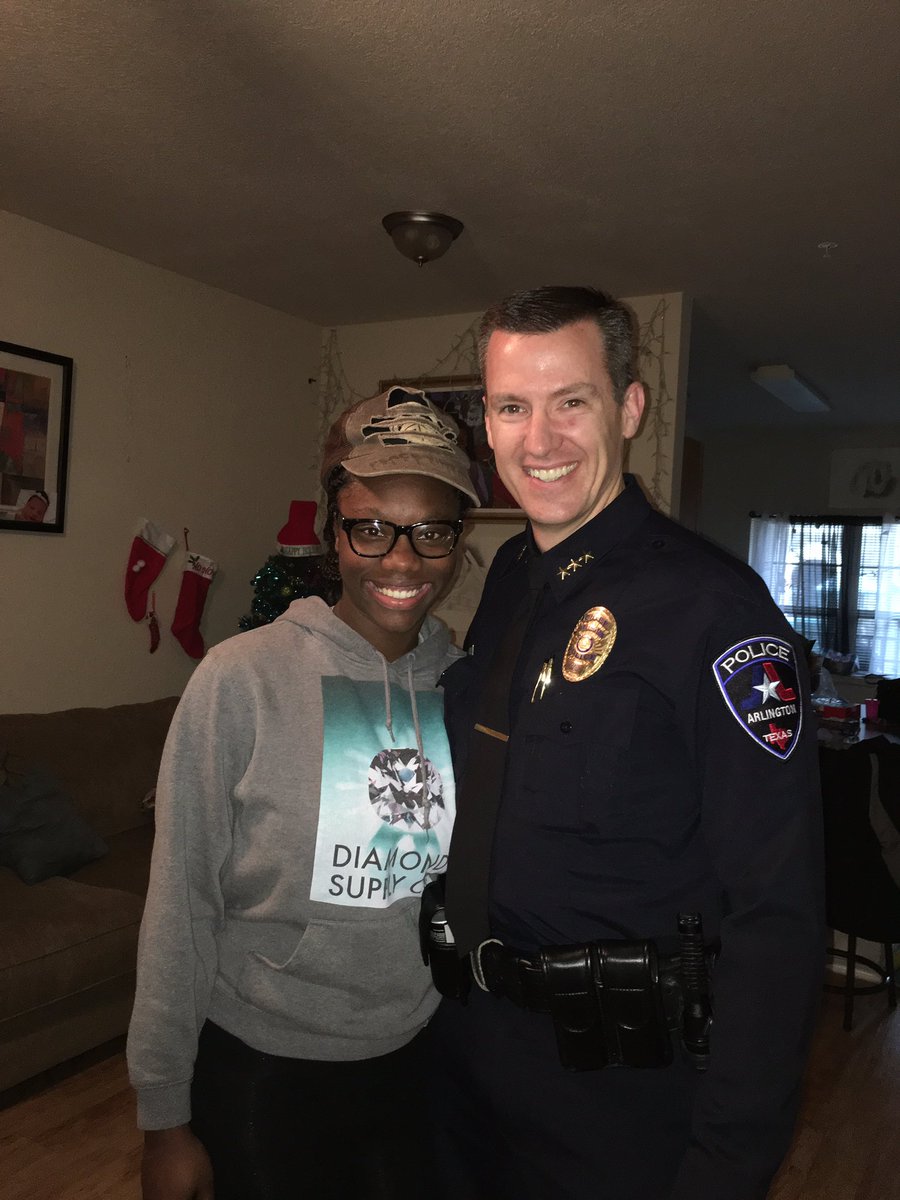 .@ArlingtonChief and officers went throughout the city to deliver Christmas presents for those in need. #Christmas