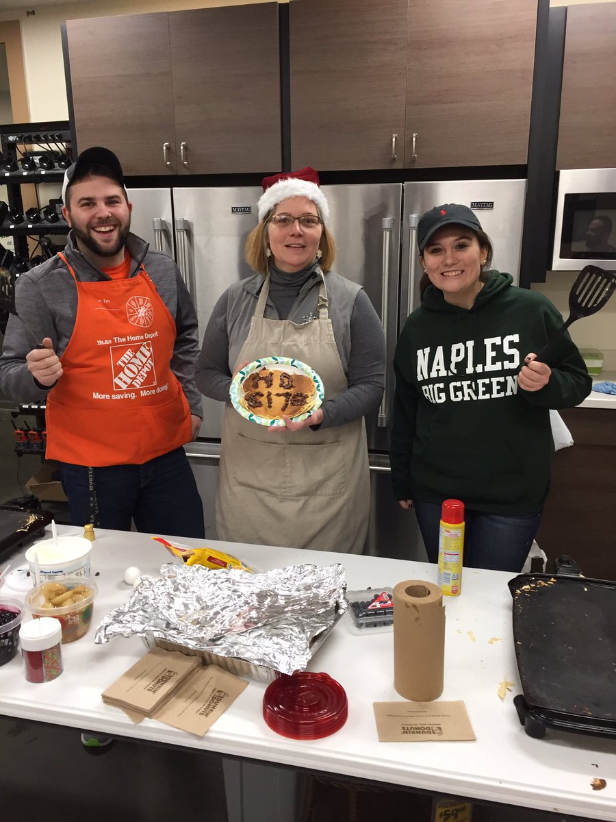 THDMatt23's tweet photo. 6176 pancake breakfast!!! #HappyHolidays #6176pride #nobisquick 🎄🎄🎄🥞🥞🥞🥞🥞 https://t.co/hpPmfSqiK8