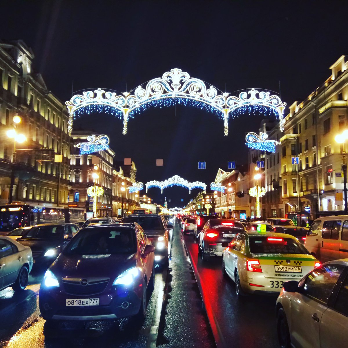TatMarat's tweet photo. Ради фотографии вышел на середину Невского. 
#MerryChristmas https://t.co/Xh6GRI3yQC