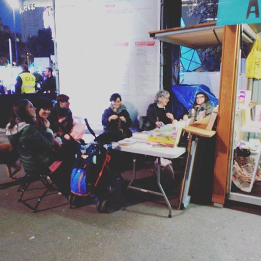lacanibalpiula's tweet photo. Ahir a la paradeta caníbal a la Fira de #consumresponsable de Plaça Catalunya el Grup de mitja subversiva fent de les seves @AltresEconomies https://t.co/eEnOZVORA5