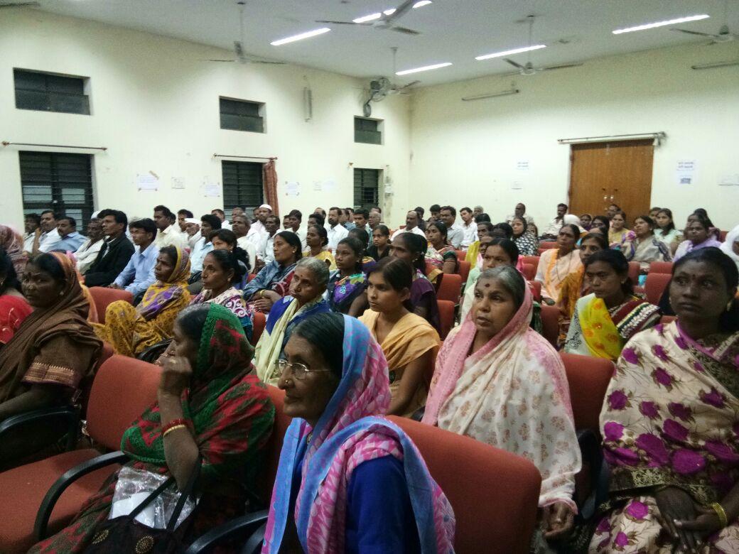 NileshRadke's tweet photo. PMUY lpg conn.distribution with safety seminar by the hands of Hon.@RamdasTadasMP with @DrAnilBondeMLA.@dpradhanbjp  @BPCLNagpur@BPCLimited https://t.co/mebmXzd1WW