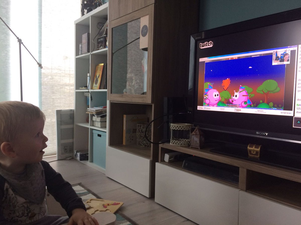 syntaxleiden's tweet image. Deze kleine grote fan, kijkt vol spanning naar tante @ScarlettDeLooff, een van onze streamers, die inmiddels al ruim 21 uur gamen! #SR16