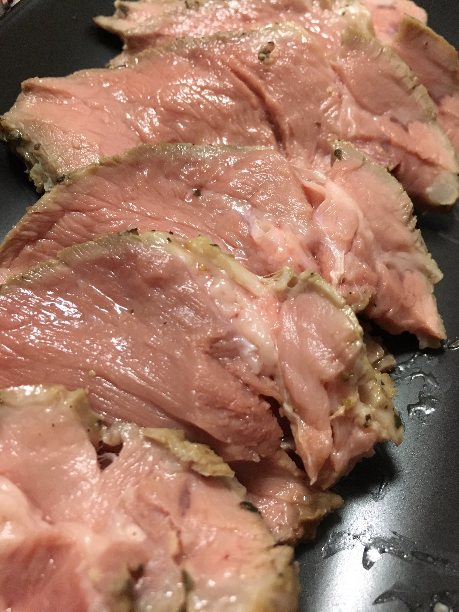 Masaki ローストはビーフモポークも美味しいね ローズマリーなんて素敵なもの売ってなかったからバジルで代用してみたけどこれはこれで美味しい T Co Mz8mgzjmz2 Twitter