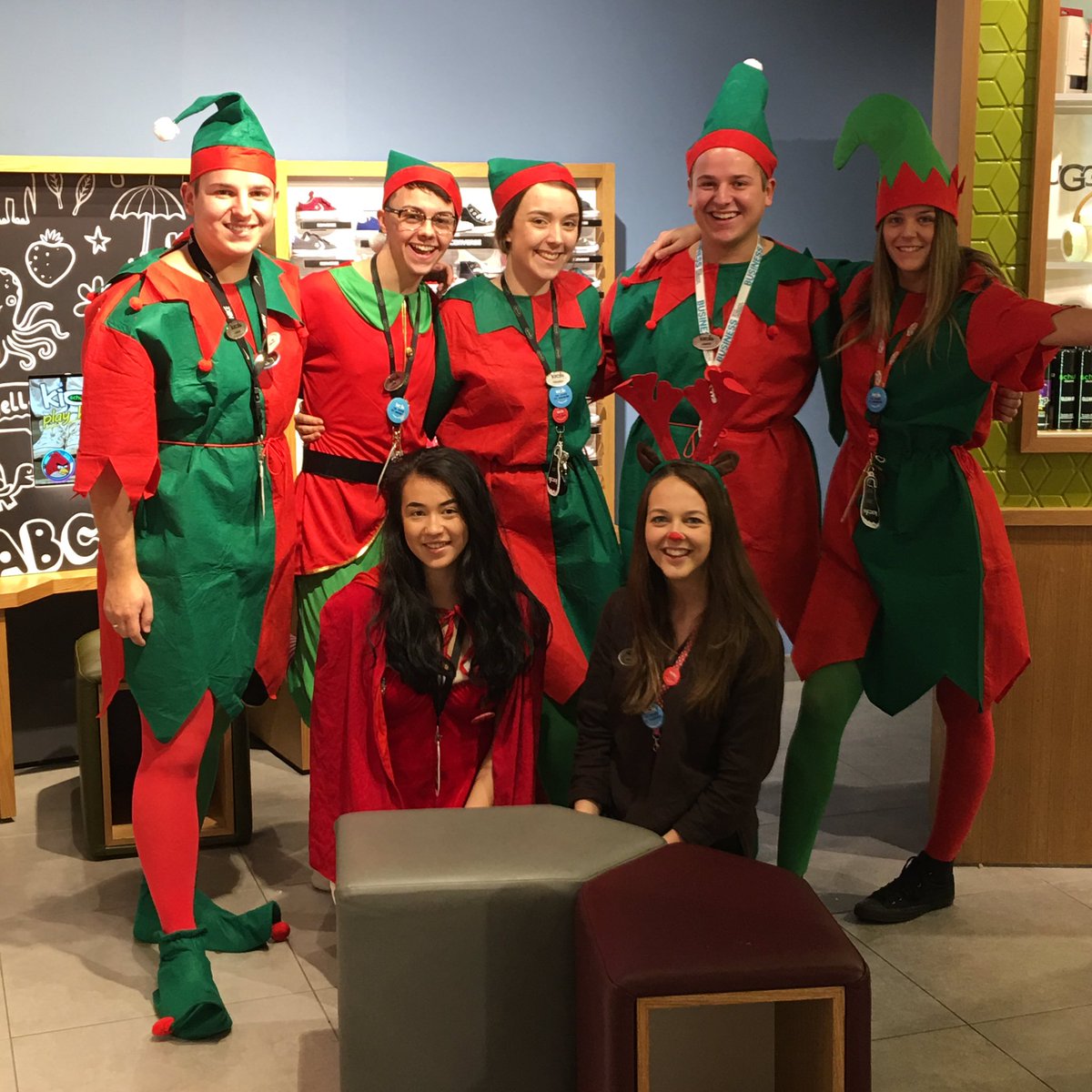 bonjourjess's tweet photo. MERRY CHRISTMAS EVE FROM MY TEAM ❤💚❤️💚 #SeshElves #Work #Team168 https://t.co/b95Xe5J7ya