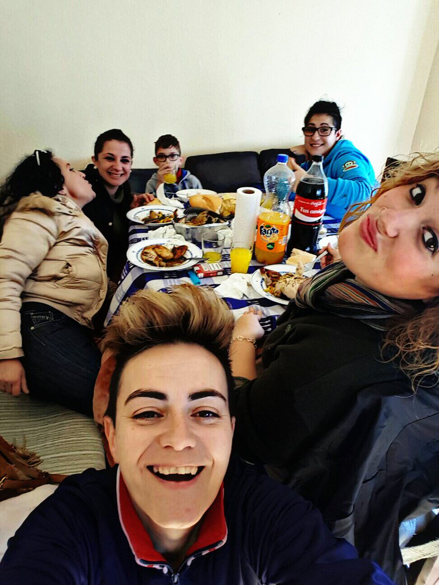 Yolypollo's tweet photo. Reencuentros por Navidad con antiguos amigos😁 #DeComida #Amigos #MiPrincesa
Los buenos momentos son los que importan!! 👌 https://t.co/c7bMOajiVQ