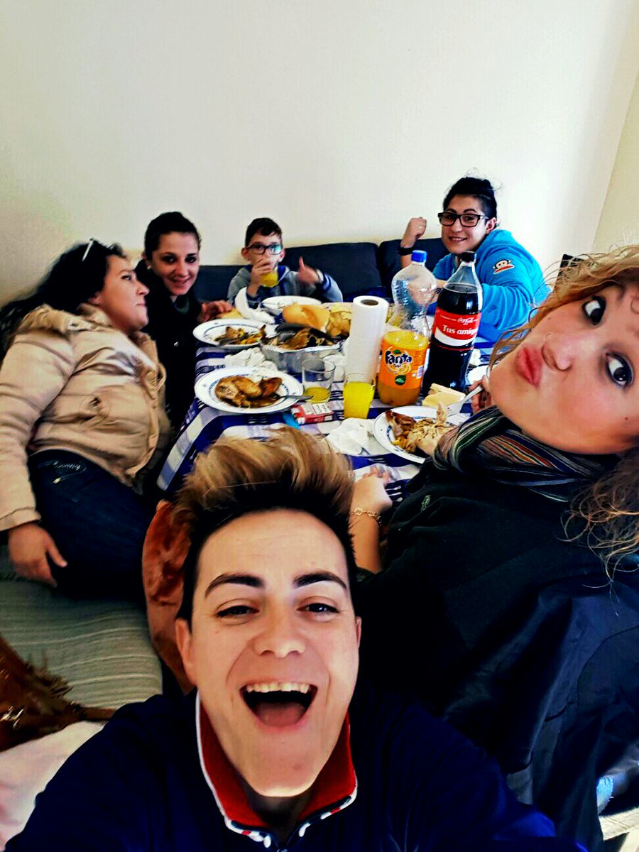 Yolypollo's tweet photo. Reencuentros por Navidad con antiguos amigos😁 #DeComida #Amigos #MiPrincesa
Los buenos momentos son los que importan!! 👌 https://t.co/c7bMOajiVQ