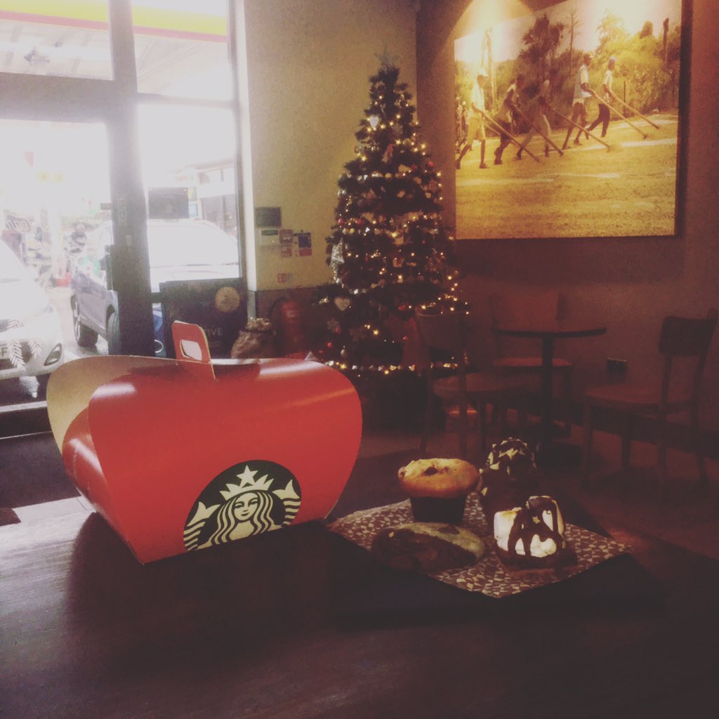 Perfect treats for Christmas Eve, come and personalise your own bakery box in store today! 🍪🍰🎄🎅🏼🎁 #starbucks #Christmas