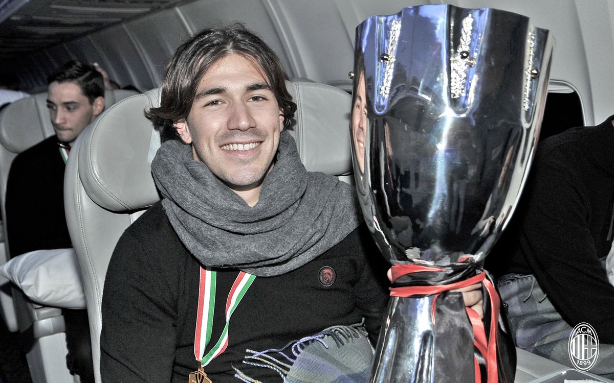 acmilan's tweet photo. We are back in Milan! 👋🏻
And there's a new friend with us... 🏆🔴⚫
Siamo tornati a Milano! 👋🏻
Con noi, una nuova amica... 🏆🔴⚫
#weareacmilan https://t.co/mohbxp5Jb7