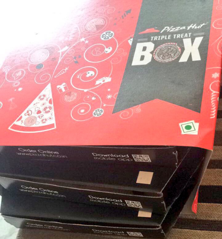 Santa comes home with a #tripletreatbox surprise! <a href="/PizzaHutIN/">Pizza Hut India</a> 😍 #SocialNetworkBox