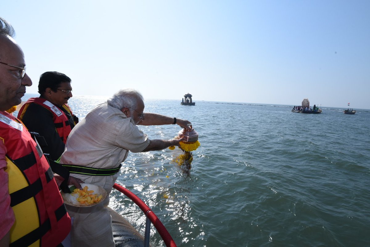 narendramodi's tweet photo. Performed Jalpujan of #ShivSmarak. https://t.co/t4cToNeKFr