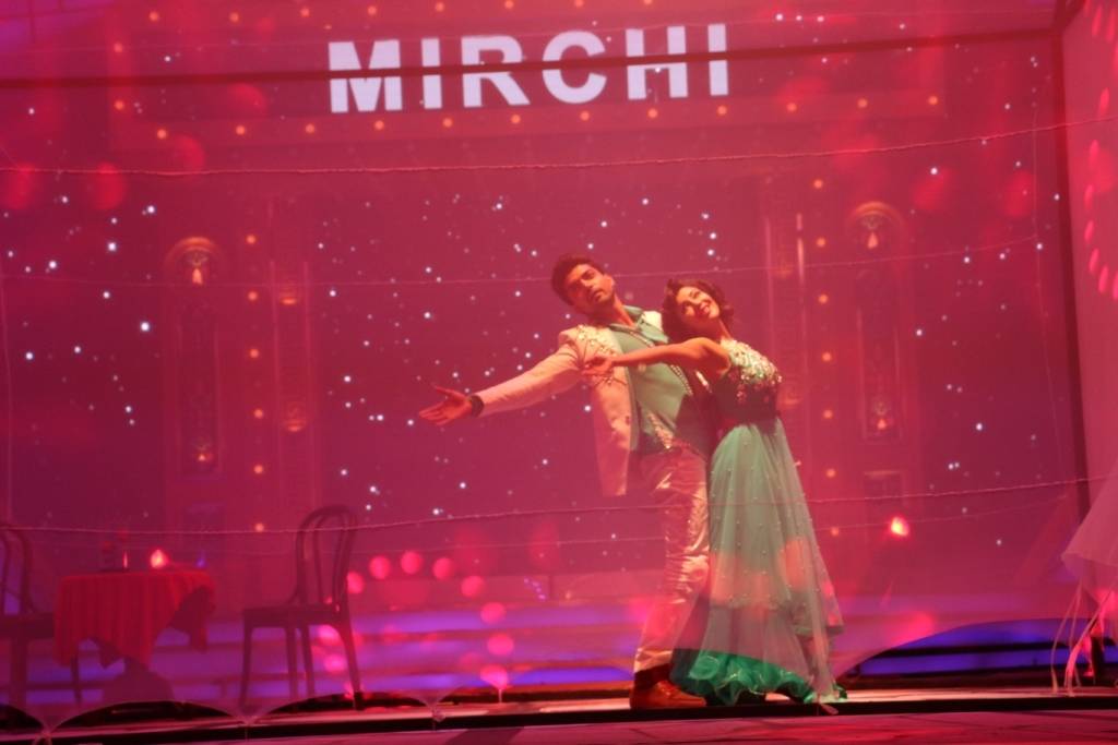 1stIndiaNews's tweet photo. #MirchiTop20
#RomanticPerformance
#RealLife #CelebrityCouples
@gurruchoudhary-@imdebina
@GurmeetFanClub @GurmeetCFTurkey @GurmeetMyLov https://t.co/dS61WCu6h7