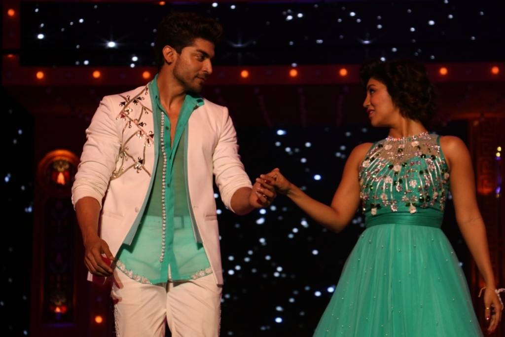 1stIndiaNews's tweet photo. #MirchiTop20
#RomanticPerformance
#RealLife #CelebrityCouples
@gurruchoudhary-@imdebina
@GurmeetFanClub @GurmeetCFTurkey @GurmeetMyLov https://t.co/dS61WCu6h7