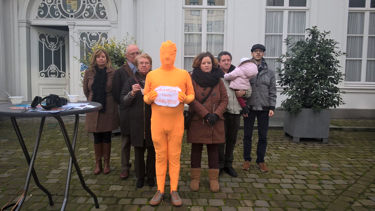 BertVdBossche's tweet photo. 1,7 mio Belgen leven in armoede. Dat is 1/7 maar 6/7 die verschil kunnen maken @Welzijnszorg #1op7 #BisdomAntwerpen tijdens soep op de stoep https://t.co/7zEHPyvq4G