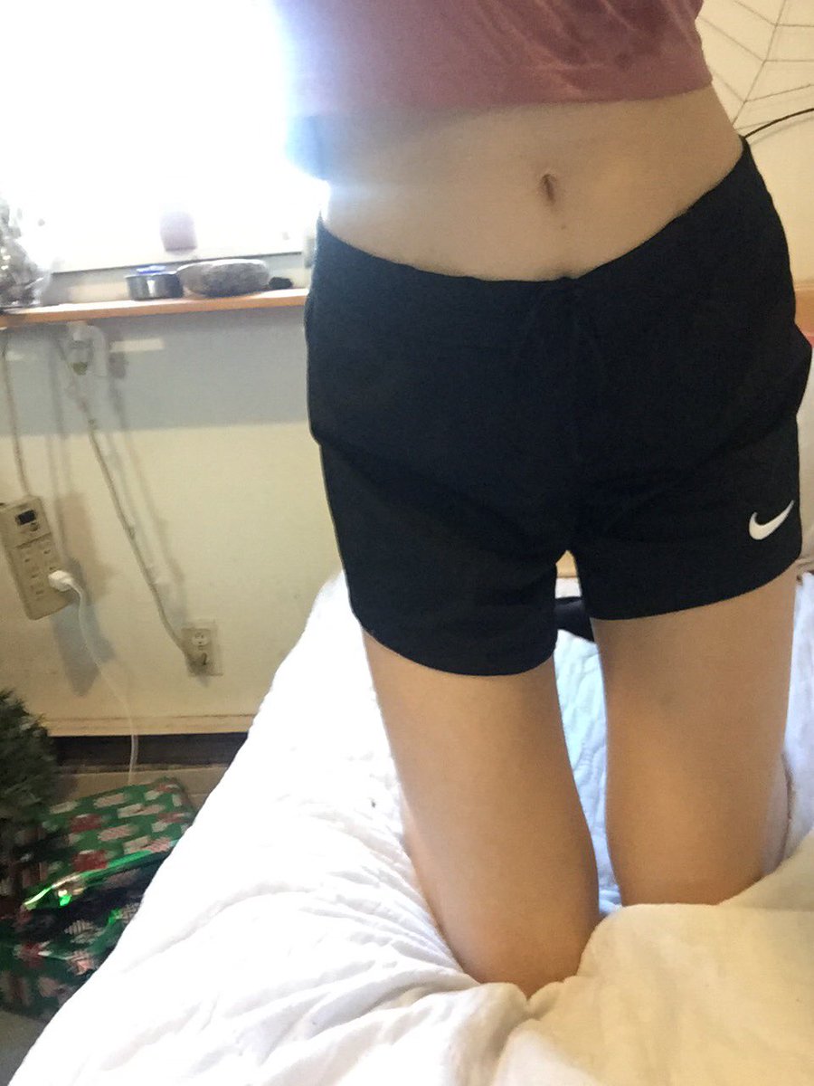 pinkerityy's tweet photo. Too lazy to edit my tummy looks hide #bodycheck #thighgab #thin #size00 https://t.co/yaw7wt4btj