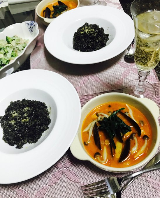 メリークリスマスイヴ🎅♡  今日は友達の家で一緒にイカ墨リゾットとスープとサラダとキッシュ作った〜🍴 完全にアシスタントだったけど。&larr;  全部おいしすぎてお腹いっぱい💓 https://t.co/Qf
