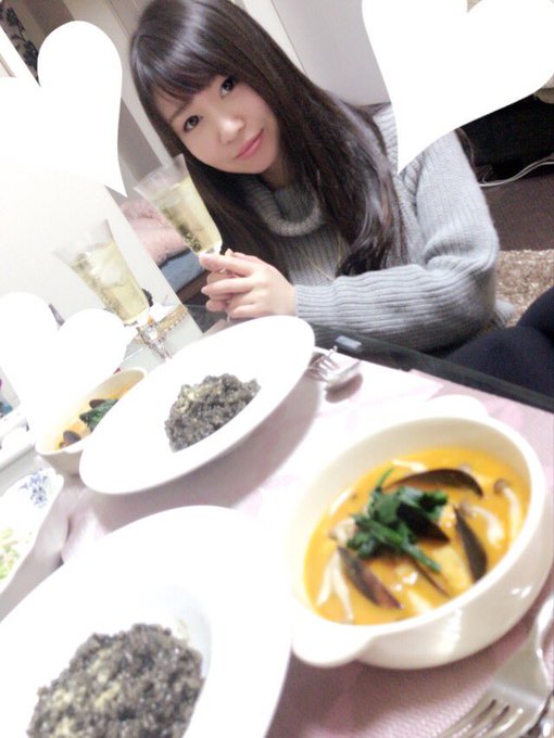 メリークリスマスイヴ🎅♡  今日は友達の家で一緒にイカ墨リゾットとスープとサラダとキッシュ作った〜🍴 完全にアシスタントだったけど。&larr;  全部おいしすぎてお腹いっぱい💓 https://t.co/Qf
