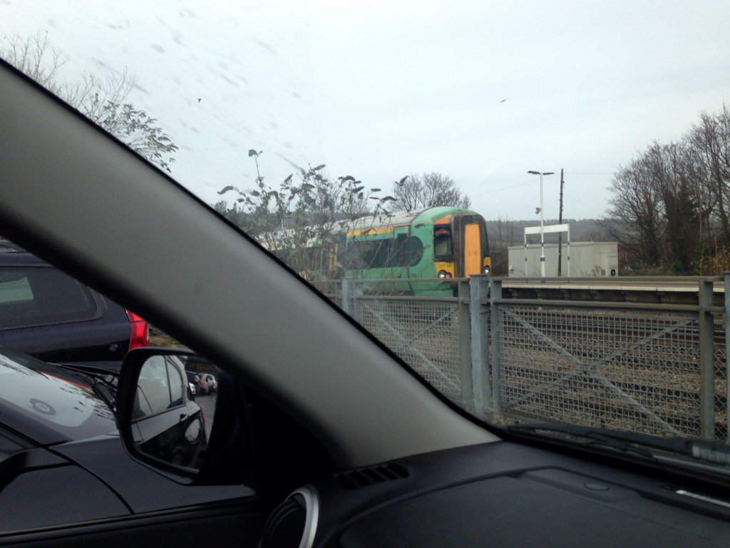 Perdutemps's tweet photo. What is this I've just seen at Oxted? @oxted @SouthernRailUK https://t.co/rimwogdkOa