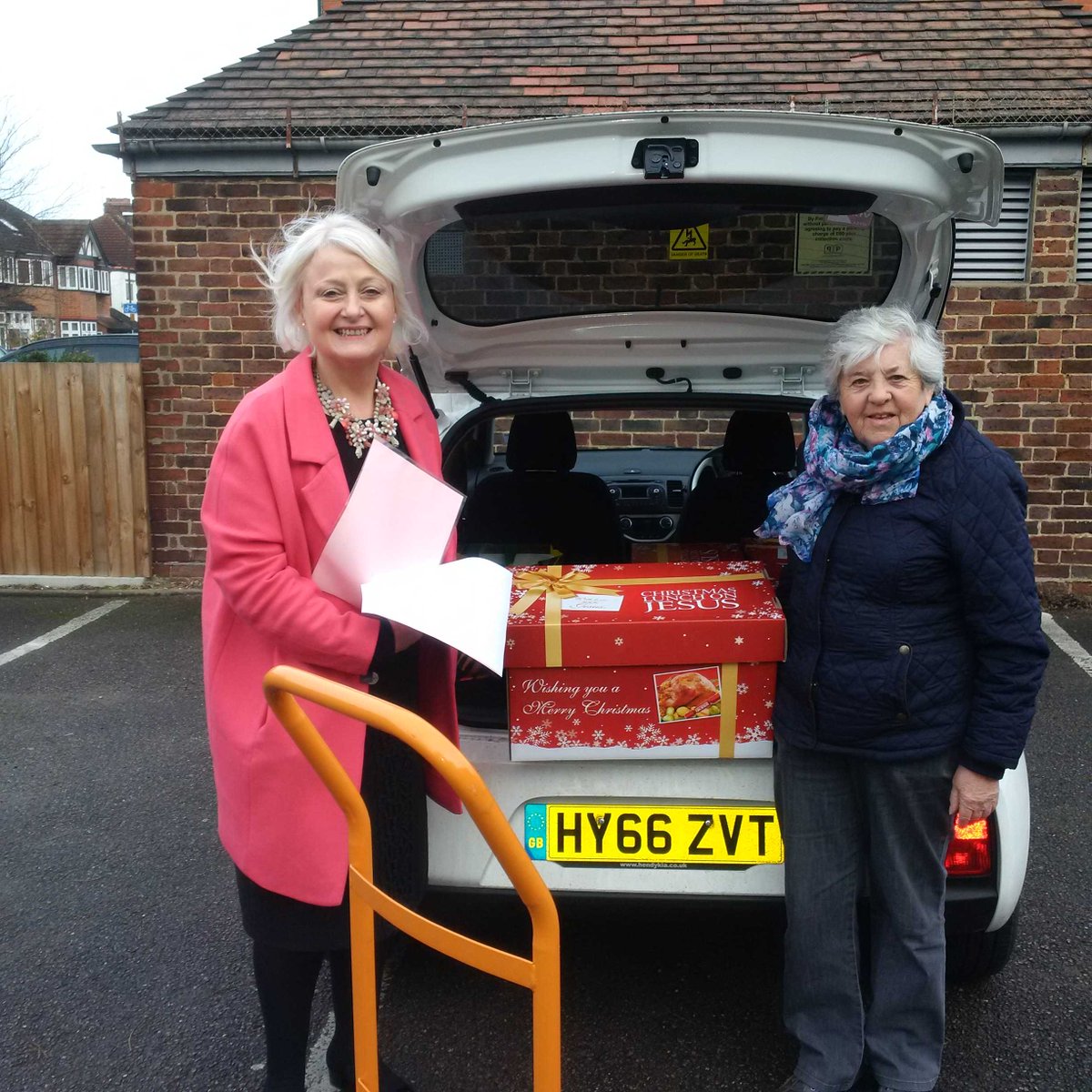 Siobhain_Mc's tweet photo. Congrats @doxadeoLondon + volunteers delivering #cloj2016 ! Ta lovely guys #PaxtonCrt who carried one upstairs 4 us! https://t.co/wXcis3zz90
