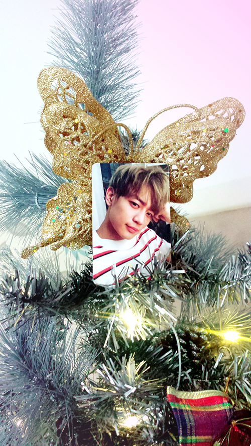 beepyo's tweet photo. no christmas tree is complete without an angel 
on top of the tree ∩(・ε・`∩)🎄💗 https://t.co/EO4J0XInIS