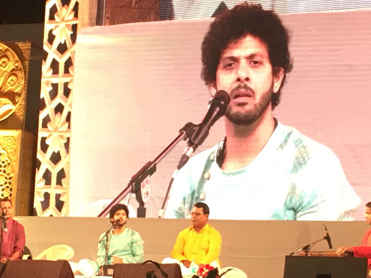 ShwetaMohite6's tweet photo. #SSMF2016 Mahesh Dada singing in SwarSagar Music Festival @maheshmkale @MaheshKale_Team @swarsagarpcmc https://t.co/PREmz6Nlz6