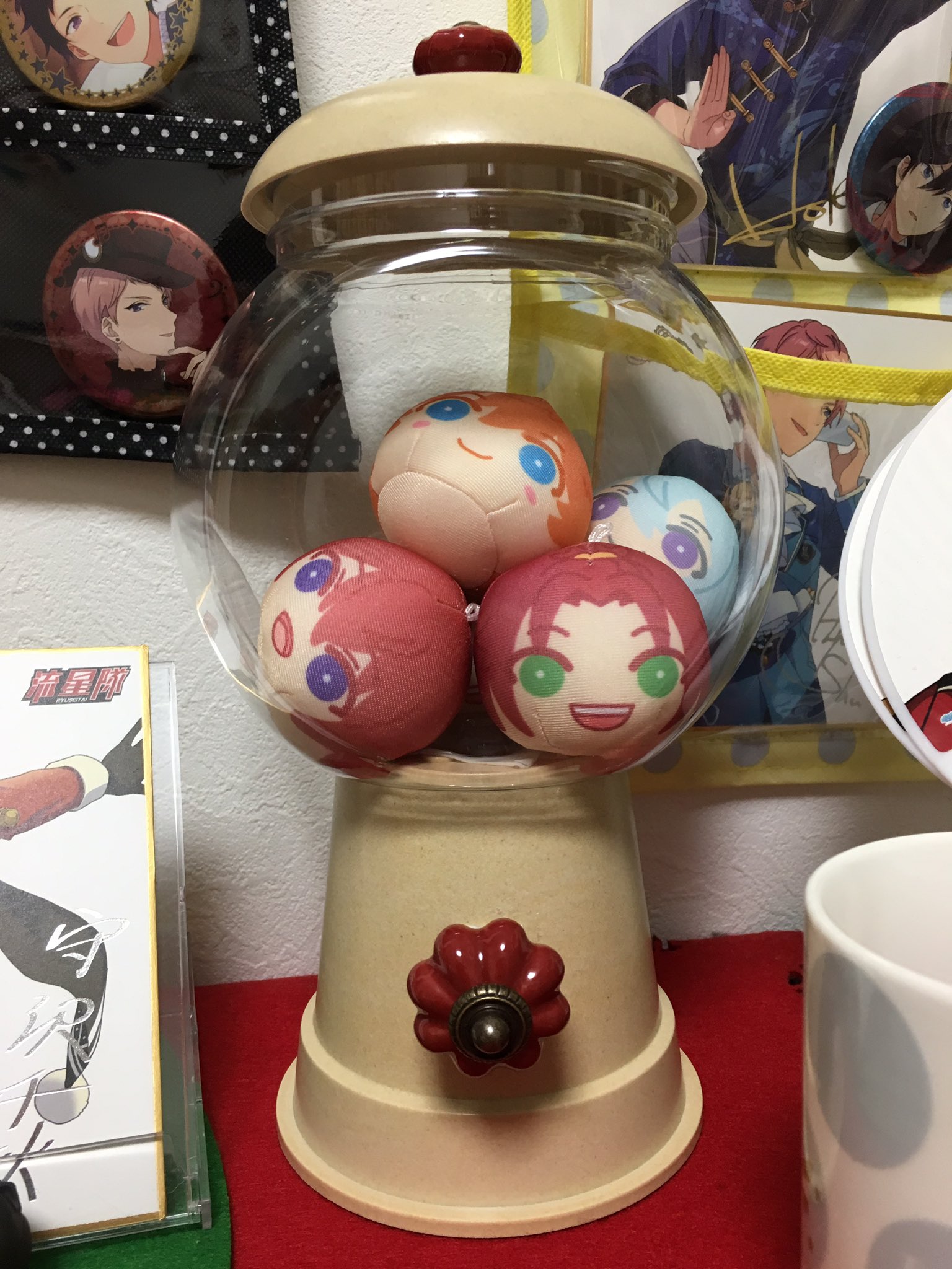 りおる おまんじゅう飾り方で悩んでて100均で買ったものでガチャガチャ風キャンディーポットつくって入れたらめっちゃ可愛かった T Co C4qcfqbsea Twitter