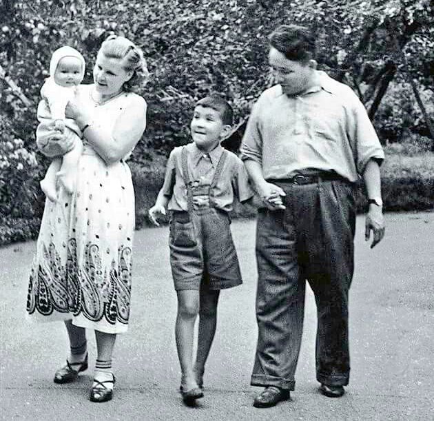 Ю.Цэдэнбал гэргий Филатова, хүү Владислав, Зориг нарын хамт. 1957 он.