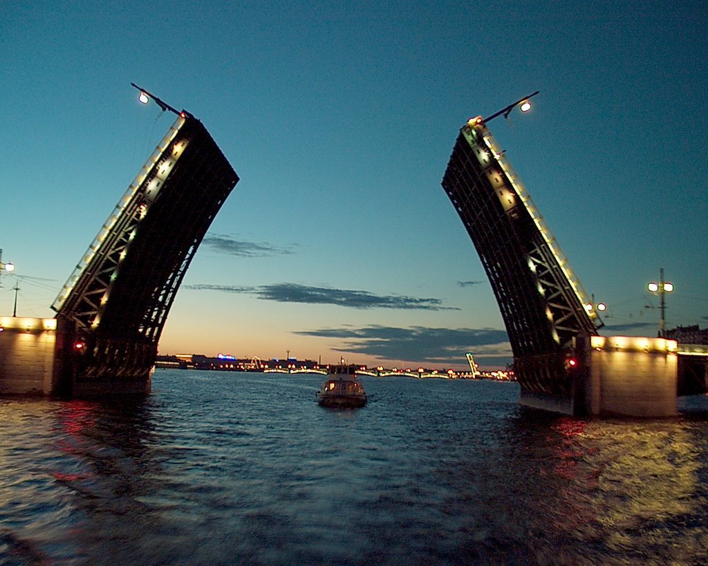 Дворцовый разводной мост в Санкт-Петербурге