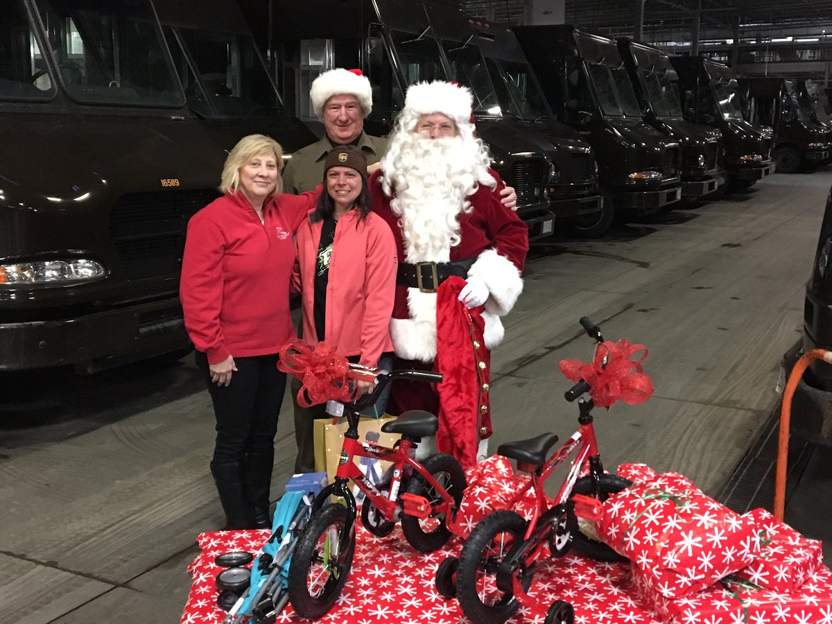 twachter_ups's tweet photo. Santa delivers some holiday wishes to Amy Moreland in Sharonville @OhioValUPSers #PEAK2016 https://t.co/U3uUoeXB9T