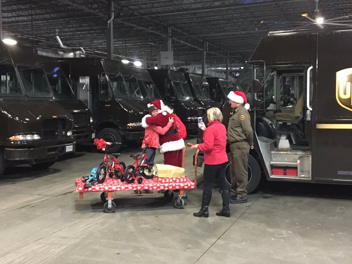 twachter_ups's tweet photo. Santa delivers some holiday wishes to Amy Moreland in Sharonville @OhioValUPSers #PEAK2016 https://t.co/U3uUoeXB9T